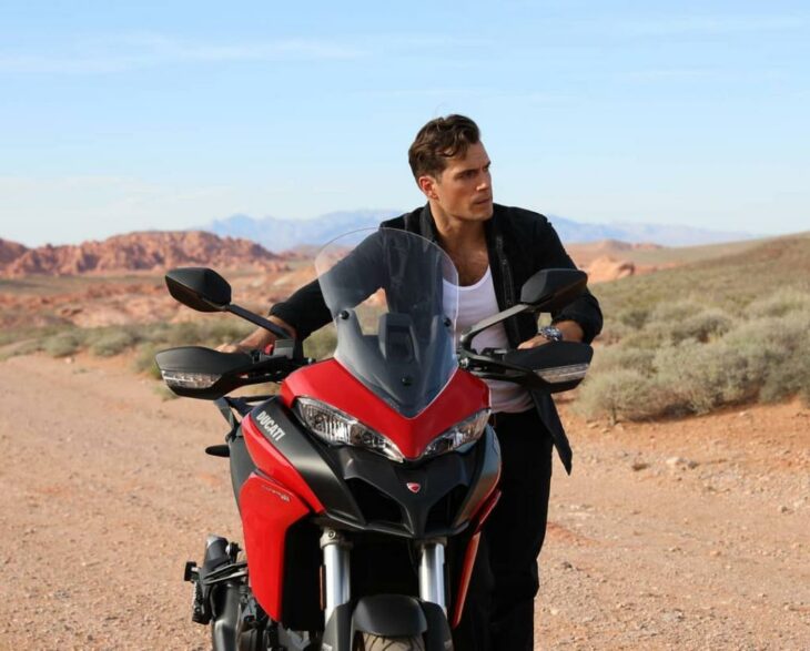 Henry Cavill con una motocicleta