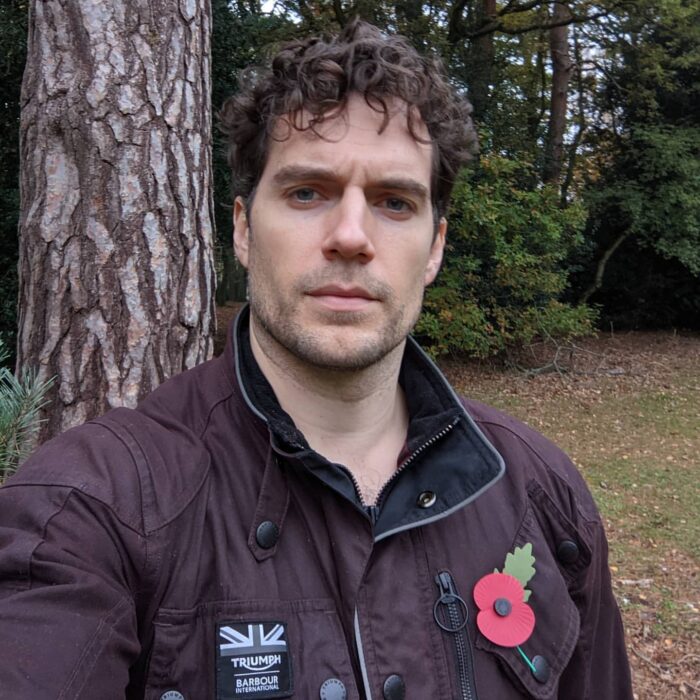 Slfie de Henry Cavill con cabello largo 