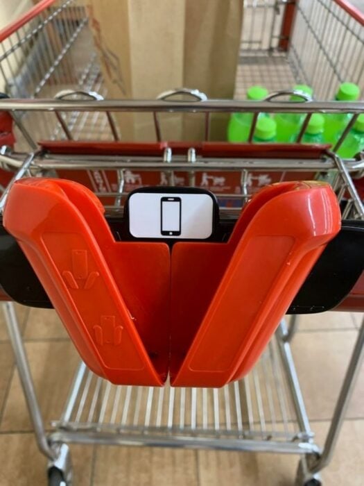 carrito de supermercado con una base para colocar el celular 