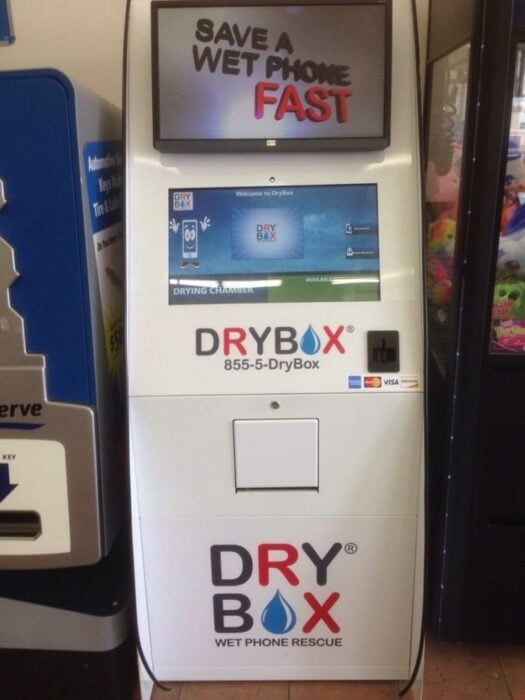 máquina para secar los celulares mojados en un centro comercial 