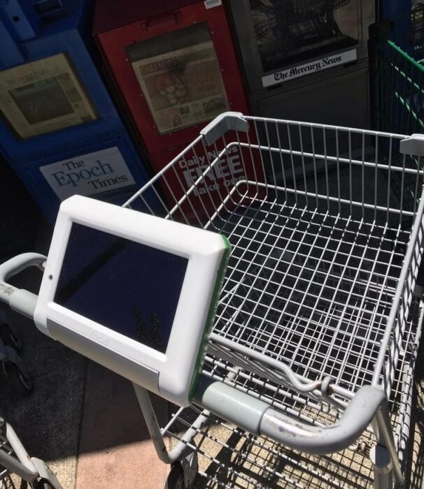 carrito de super con una tablet para ubicar lo que hay en el supermercado