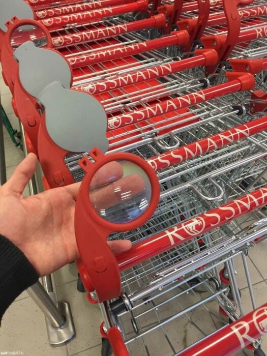 carrito de supermercado con lupas para leer las etiquetas