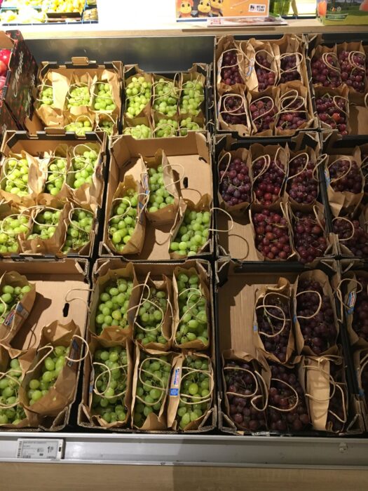 bolsas de papel con uvas en los centros comerciales