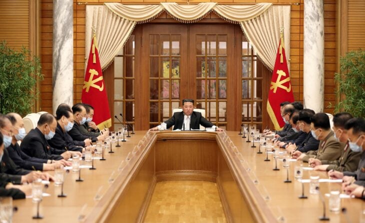 Kim Jong-Un en reunión con su partido para establecer medidas por la llegada del coronavirus a Corea del Norte