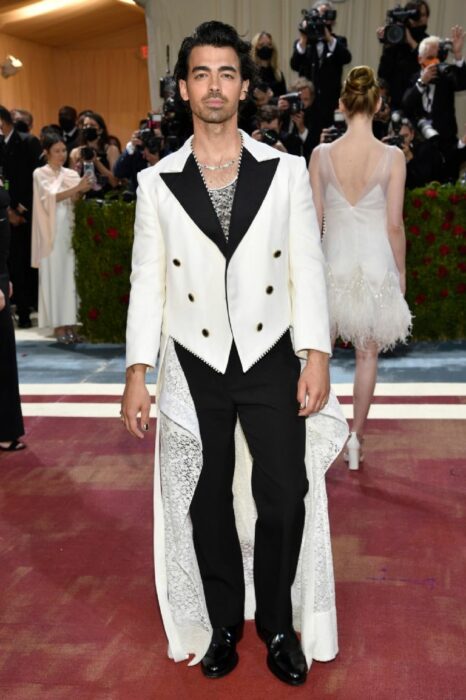 Joe Jonas ;Hombres que nos dieron más que smokings negros en la Met Gala 2022 