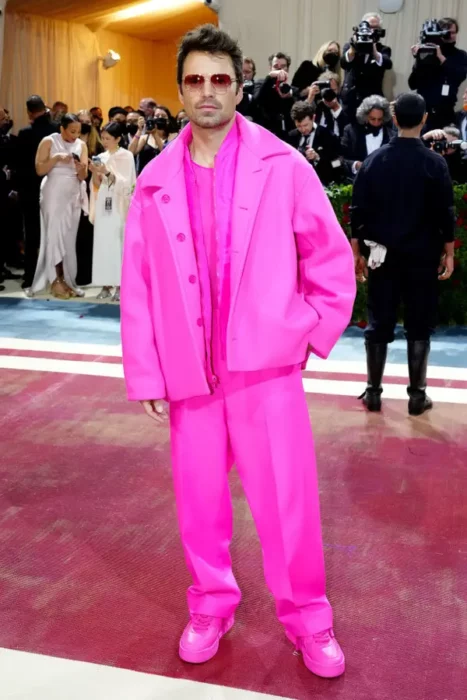 Sebastian Stan ;Hombres que nos dieron más que smokings negros en la Met Gala 2022 