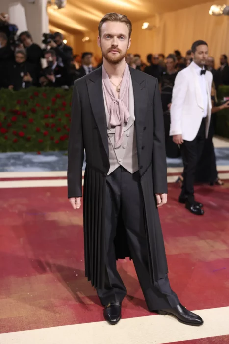 Finneas O'Connell ;Hombres que nos dieron más que smokings negros en la Met Gala 2022 