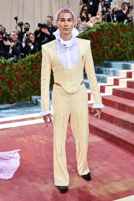 Evan Mock ;Hombres que nos dieron más que smokings negros en la Met Gala 2022 