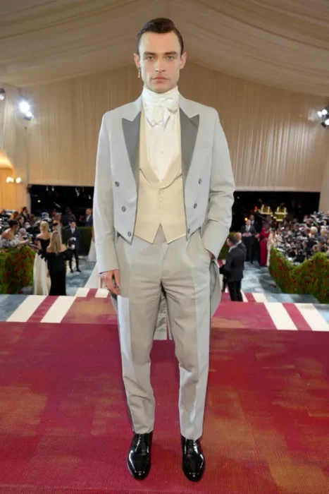 Thomas Doherty ;Hombres que nos dieron más que smokings negros en la Met Gala 2022 