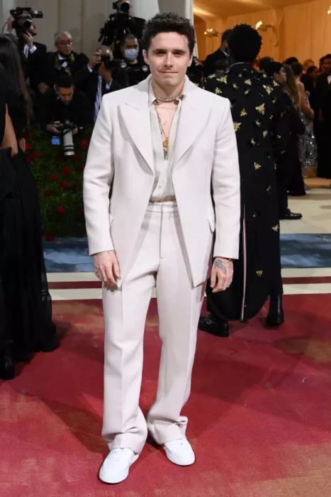 Brooklyn Beckham ;Hombres que nos dieron más que smokings negros en la Met Gala 2022 