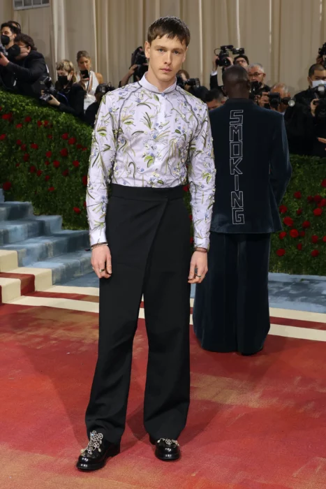 Harris Dickinson ;Hombres que nos dieron más que smokings negros en la Met Gala 2022 