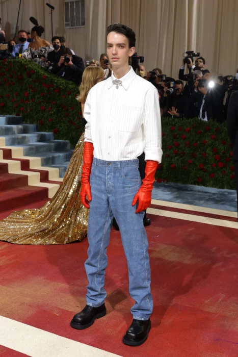 Kodi Smit-McPhee ;Hombres que nos dieron más que smokings negros en la Met Gala 2022 