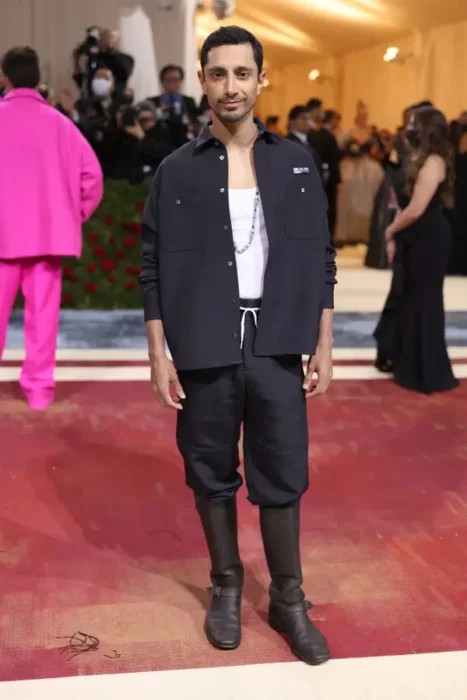 Riz Ahmed ;Hombres que nos dieron más que smokings negros en la Met Gala 2022 