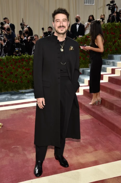 Marcus Mumford ;Hombres que nos dieron más que smokings negros en la Met Gala 2022 