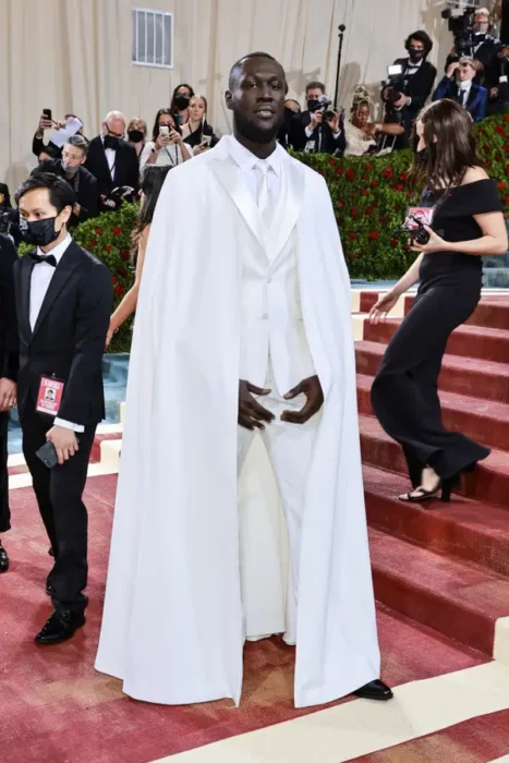 Stormzy ;Hombres que nos dieron más que smokings negros en la Met Gala 2022 