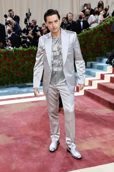 Cole Sprouse;Hombres que nos dieron más que smokings negros en la Met Gala 2022 