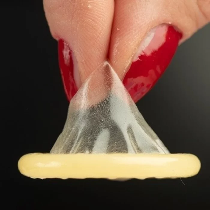 Sentencian a una mujer por perforar los condones de su pareja en Alemania