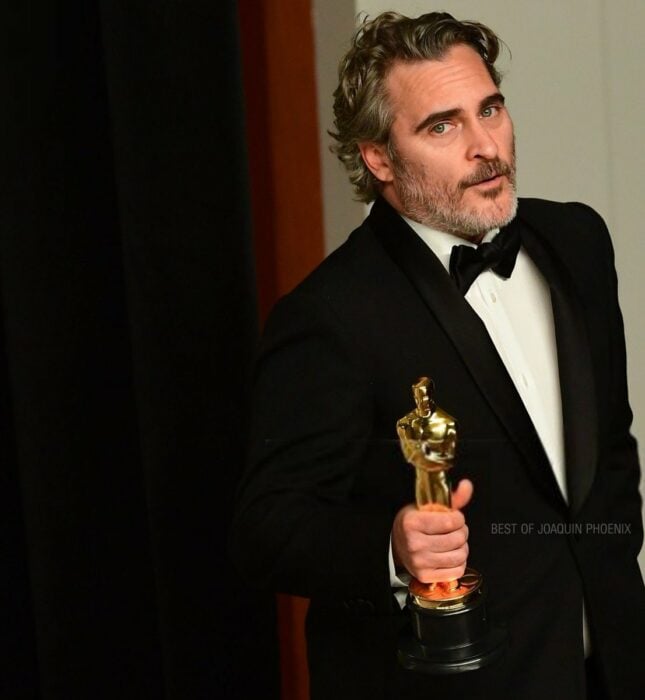 Joaquin Phoenix con su premio Oscar al mejor actor 2020
