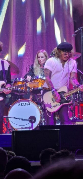 Johnny Depp tocando la guitarra en un concierto con el británico Jeff Beck 