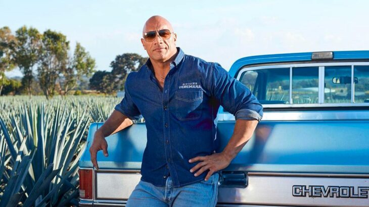 Dwayne Johnson La Roca posando frente a una camioneta en Jalisco, México