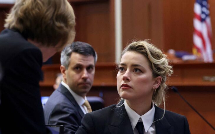 Actriz Amber Heard viendo a su defensa ante el juicio de difamación con Johnny Depp 