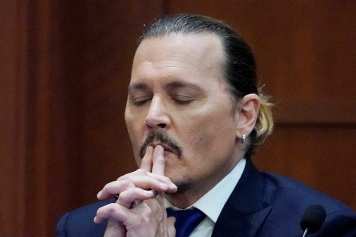 Actgor Johnny Depp con las manos en su cara durante el juicio contra Amber
