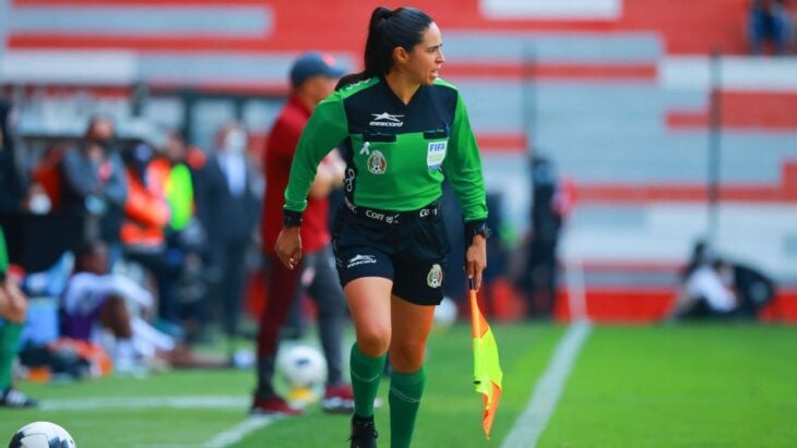 árbitra mexicana Karen Díaz Medina durante un partido en la Liga MX