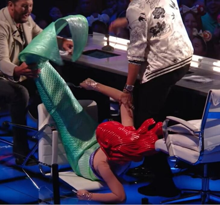 Katy Perry se cayó disfrazada de la sirenita en programa American Idol 