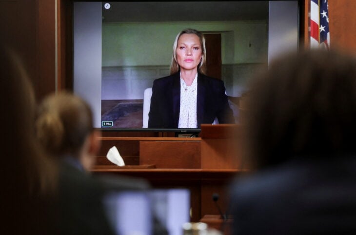 Kate Moss en la pantalla durante el juicio de difamación de Johnny Depp y Amber Heard