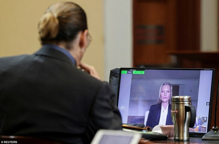 Johnny Depp viendo el testimonio de Kate Moss durante su juicio por difamación 
