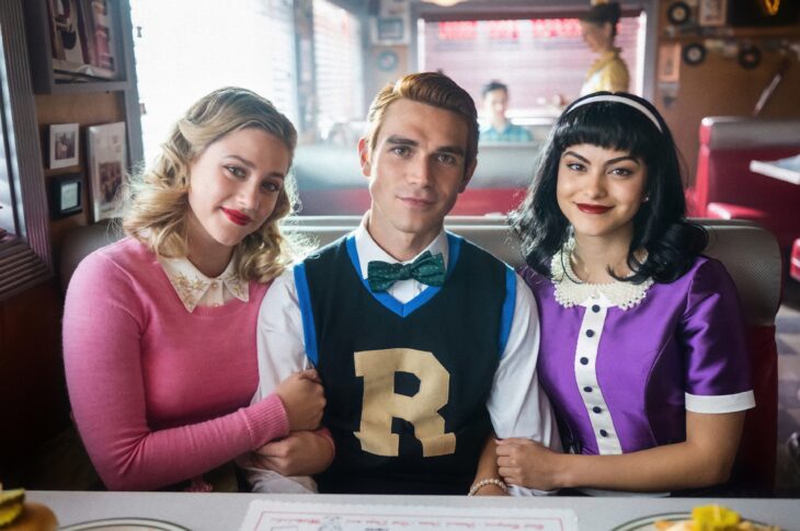 Tres personajes principales de la temporada seis de la serie Riverdale