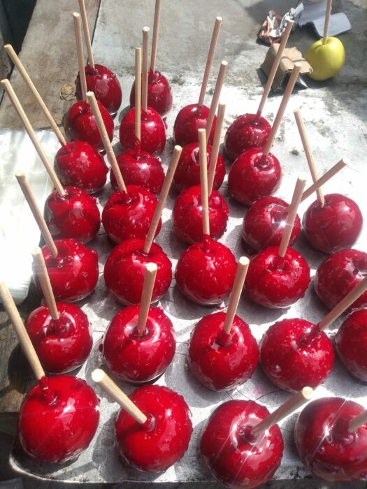 Manzanas acarameladas sobre una mesa 