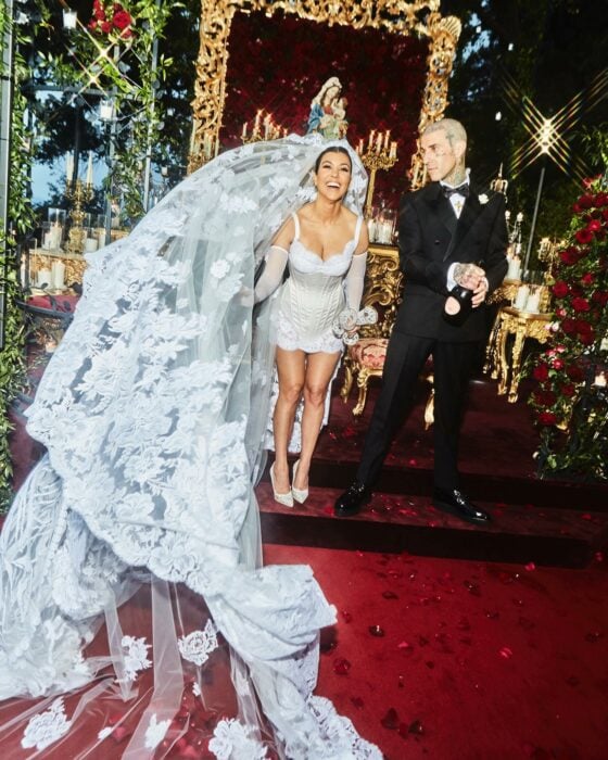 ;Los looks barrocos de las hermanas Kardashian en la boda de Kourtney y Travis Barker