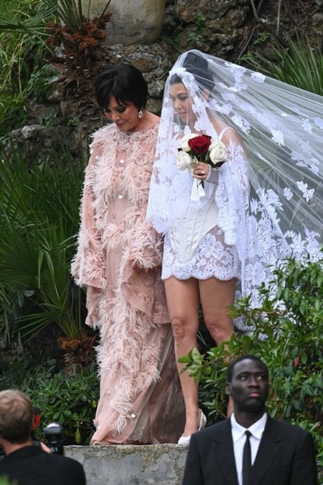 Kris Jenner ;Los looks barrocos de las hermanas Kardashian en la boda de Kourtney y Travis Barker