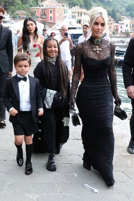 Kim Kardashian ;Los looks barrocos de las hermanas Kardashian en la boda de Kourtney y Travis Barker