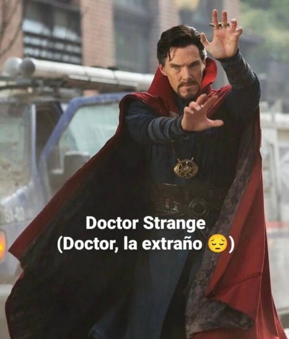 meme del Dr. Strange de una mala traducción donde dice Doctor, la extraño 