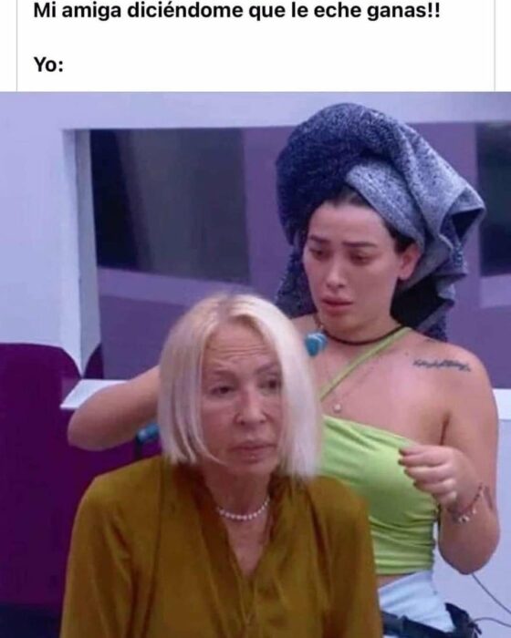 meme de laura bozzo mientras su amiga le plancha el cabello