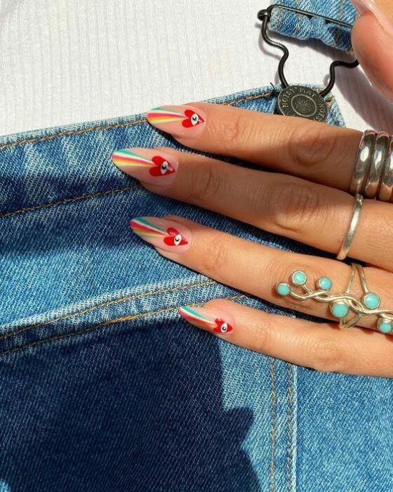 Manicura con corazones ;Manicuras para abrir tu tercer ojo de bruja y alejar las malas vibras