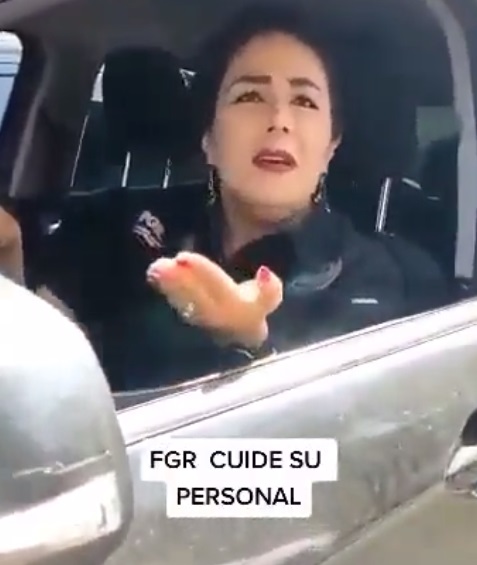 captura de pantalla del video donde una mujer choca a un triciclo 