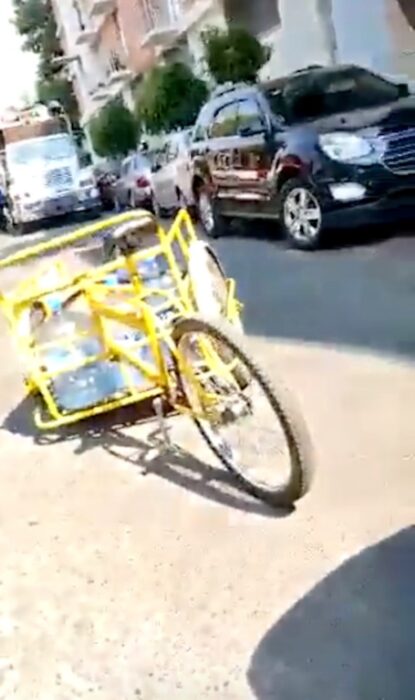 captura de pantalla de un triciclo que fue chocado por un coche 