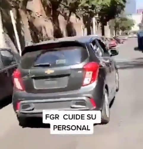 captura de pantalla de un carro que se da a la fuga sin placas de circulación 