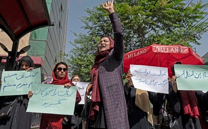 Mujeres protestan contra el último decreto talibán en Afganistan
