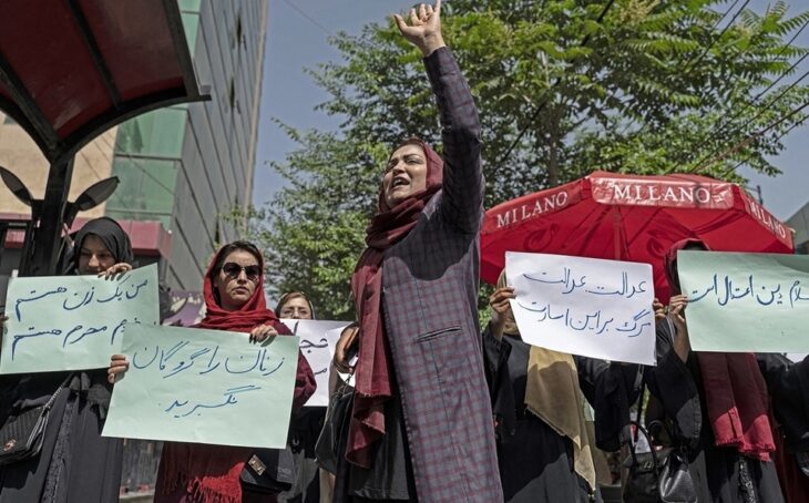 Mujeres protestan contra el último decreto talibán en Afganistan