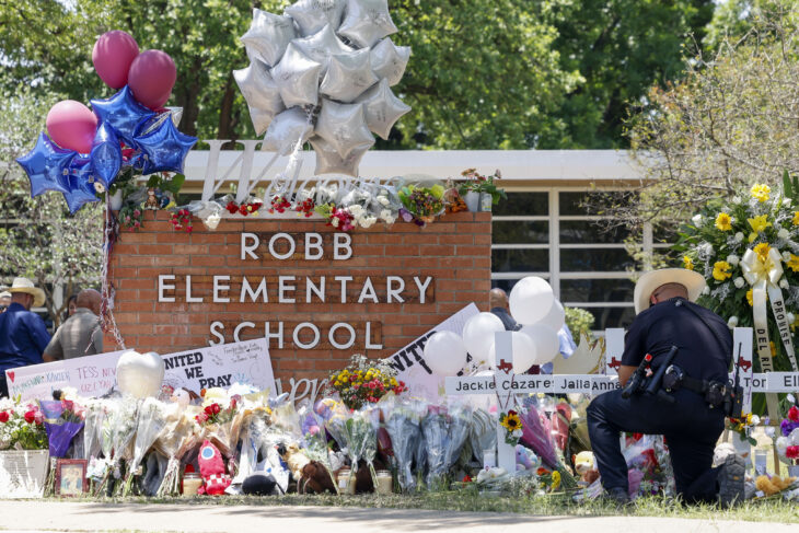 Memorial para víctimas del tiroteo en la primaria Robb, en Uvalde, Texas
