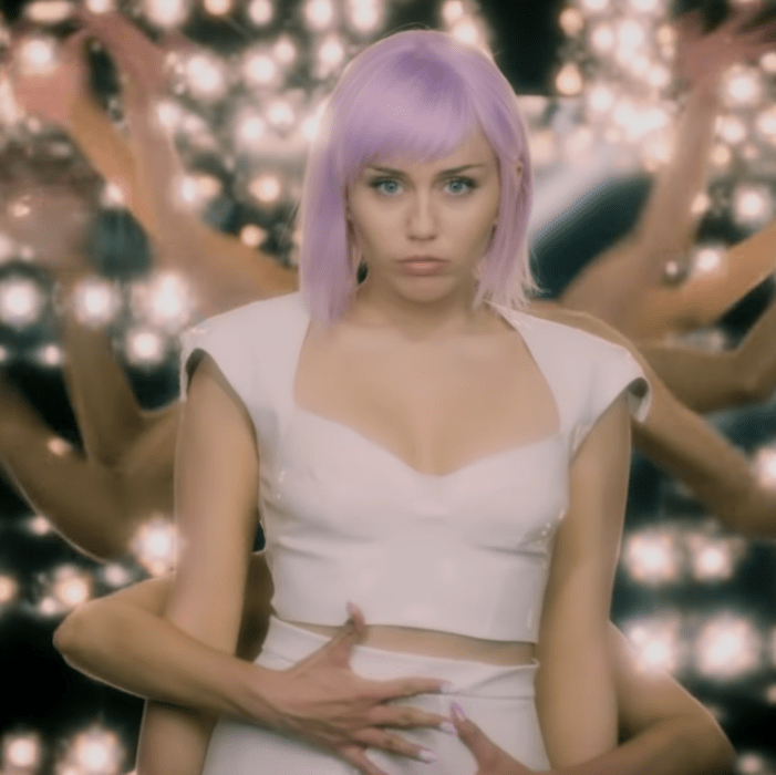 Miley Cyrus en su participación en Black Mirror