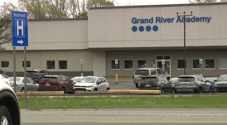 Fachada del Gran River Academy Livonia en Michigan, Estados Unidos