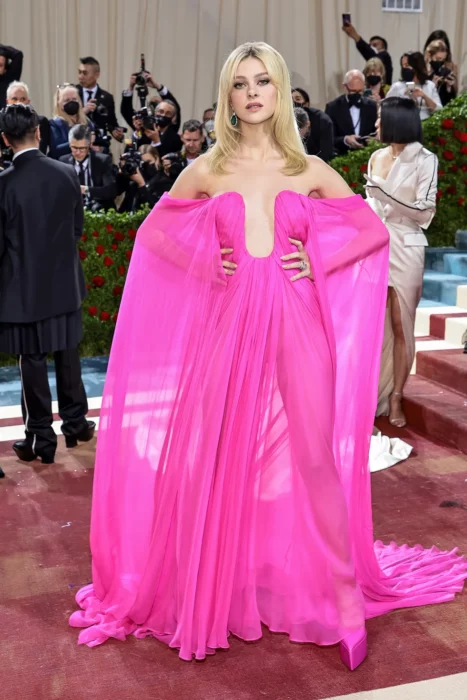 Nicola Peltz ;Outfits que nos dejaron boquiabiertos en la MET Gala 2022