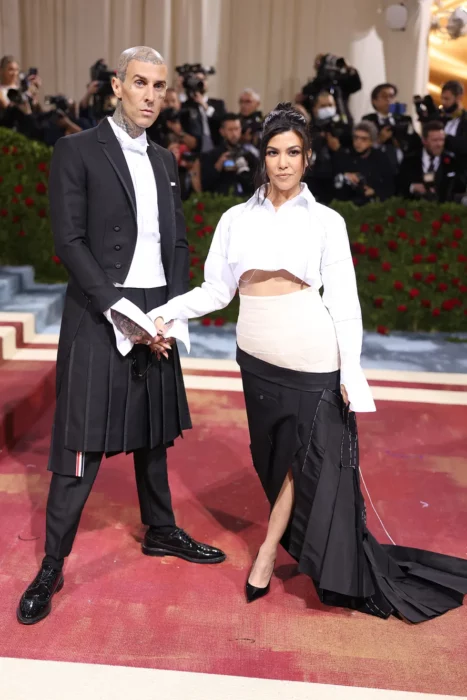 Kourtney Kardashian y Travis Barker ;Outfits que nos dejaron boquiabiertos en la MET Gala 2022