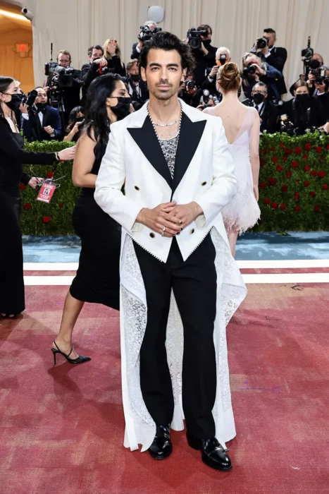 Joe Jonas ;Outfits que nos dejaron boquiabiertos en la MET Gala 2022