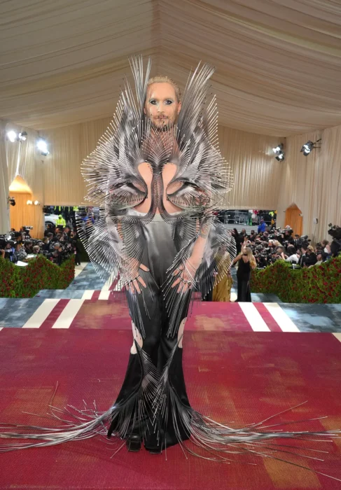 Fredrik Robertsson ;Outfits que nos dejaron boquiabiertos en la MET Gala 2022